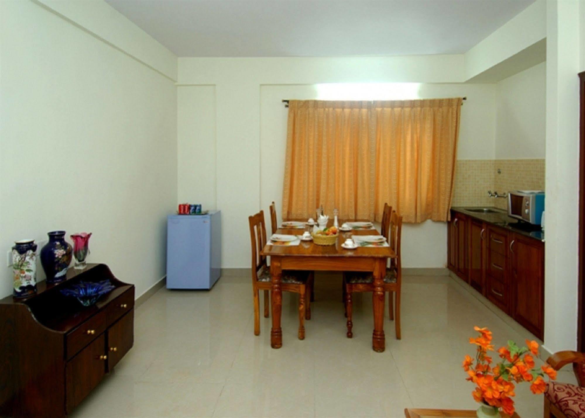 Oyo 6110 Thalassa Suites Bangalore Buitenkant foto